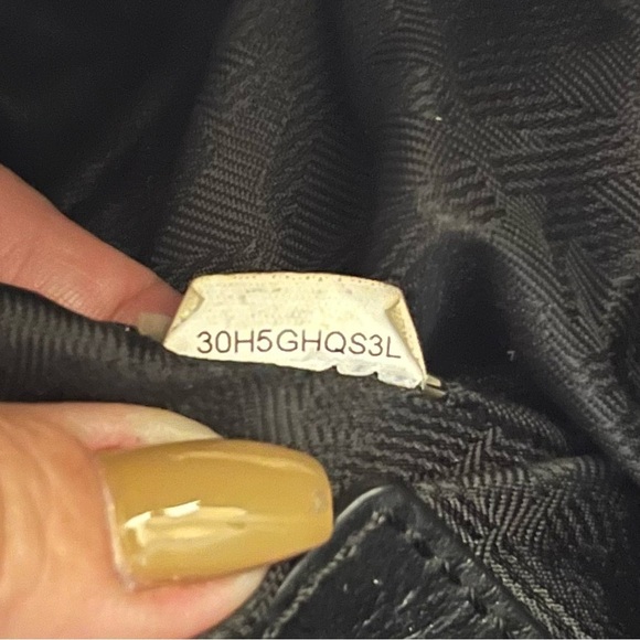 Michael Kors Hamilton
Satchel Center Quilt Black Gold Lock n Key Purse Handbag - Picture 15 of 16